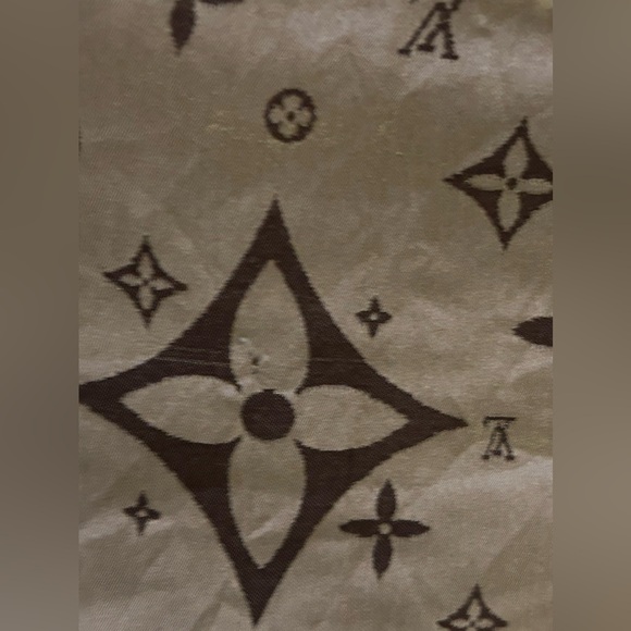 Authentic Louis Vuitton silk scarf. Beautifuliful! - Picture 13 of 15